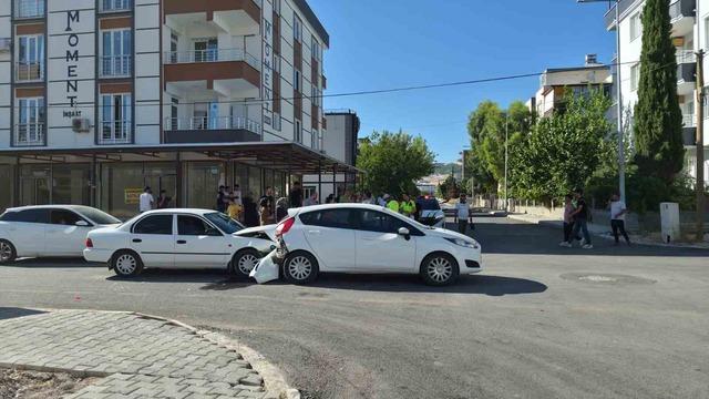 İki otomobil &ccedil;arpıştı: 1 yaralı 1