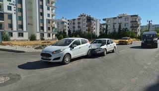 İki otomobil &ccedil;arpıştı: 1 yaralı