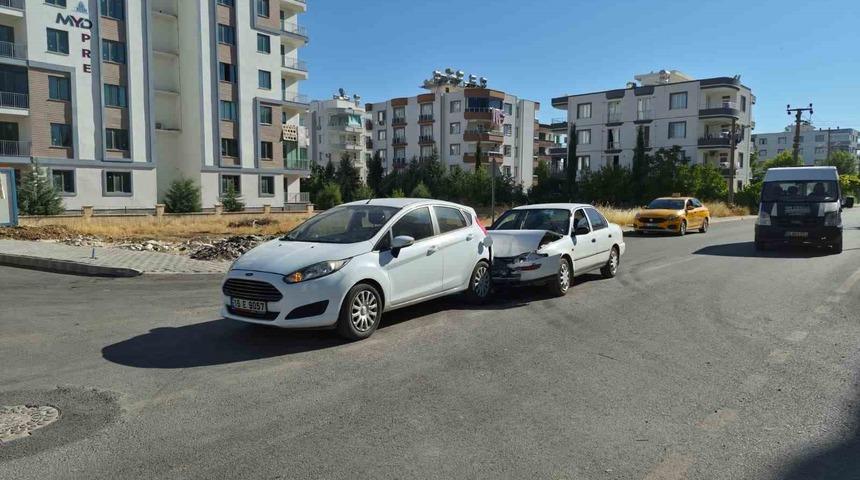 İki otomobil &ccedil;arpıştı: 1 yaralı