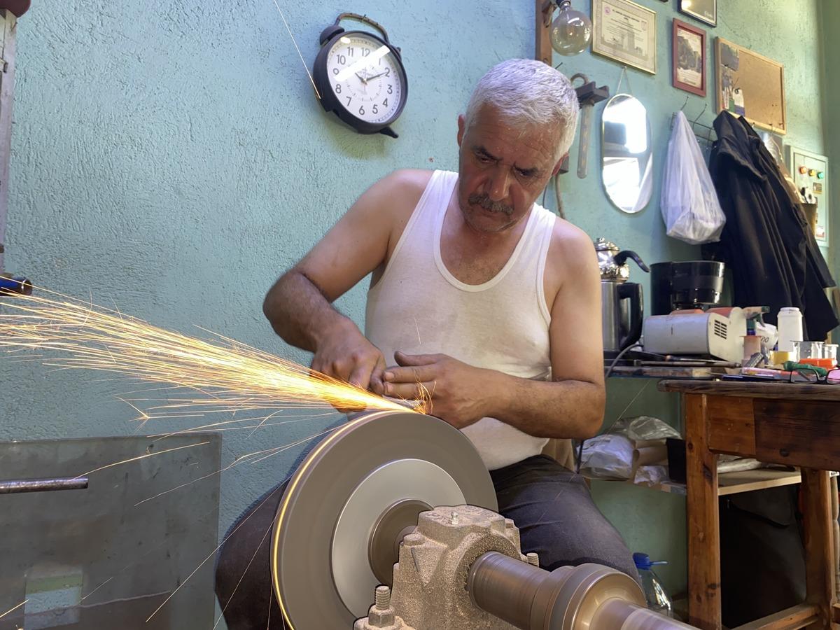 Dışarısı 40, at&ouml;lyesi 60 derece: 45 yıldır ateşin başında &uuml;retiyor 4
