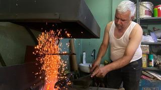 Dışarısı 40, atölyesi 60 derece: 45 yıldır ateşin başında üretiyor