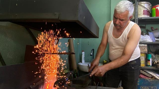 Dışarısı 40, atölyesi 60 derece: 45 yıldır ateşin başında üretiyor