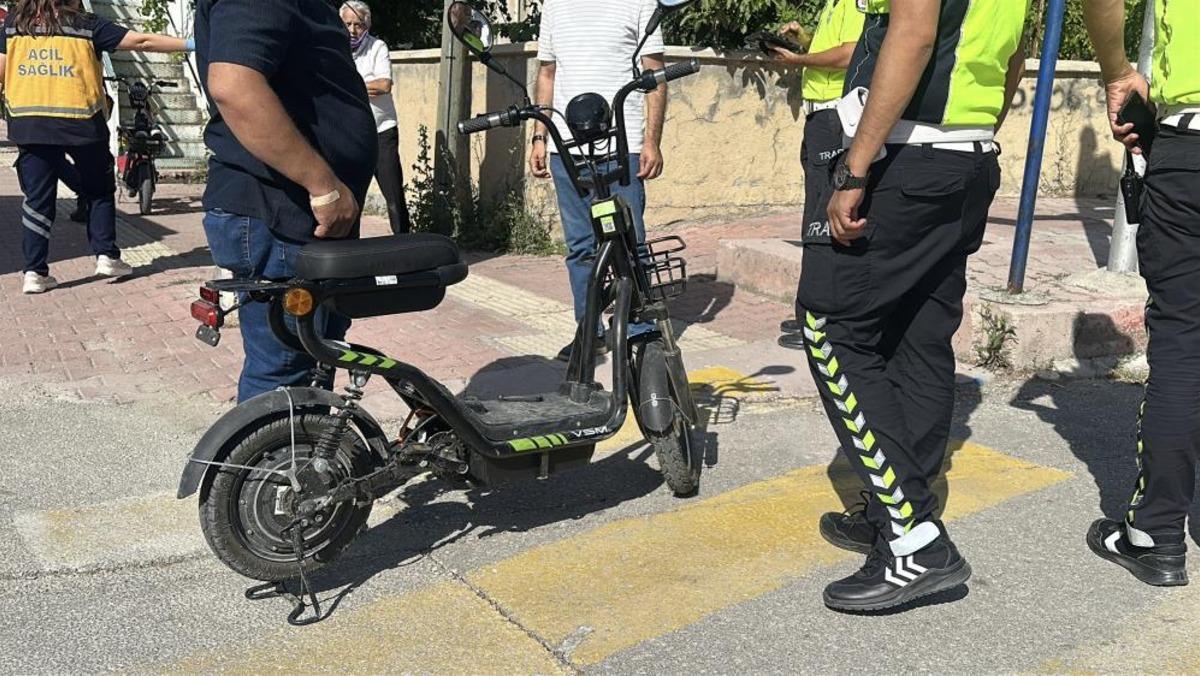 Elektrikli bisiklet motosikletle &ccedil;arpıştı: 2 yaralı 1