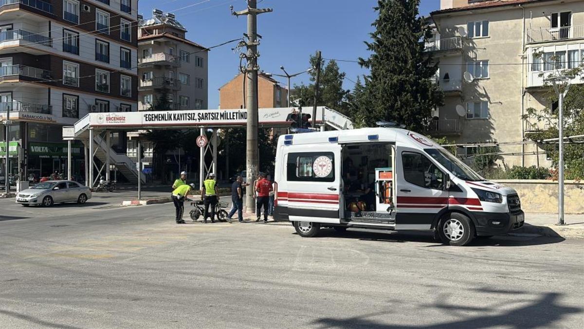 Elektrikli bisiklet motosikletle &ccedil;arpıştı: 2 yaralı 2