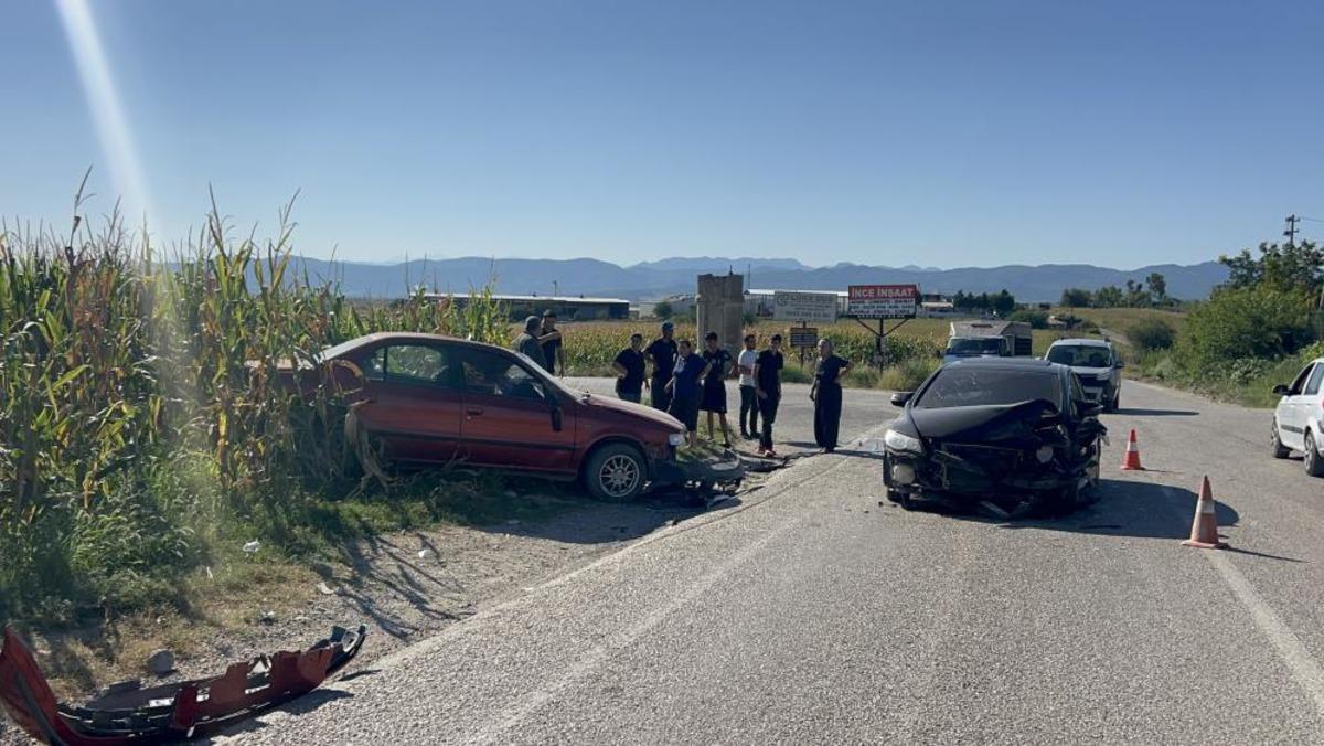 Osmaniye de otomobiller &ccedil;arpıştı: 5 yaralı 2
