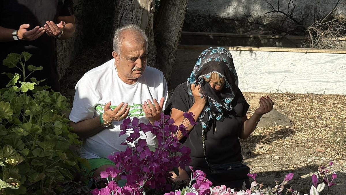 Safiye Soyman oğlunun mezarı başında g&ouml;zyaşlarına boğuldu!   Oğlumun ruhu bu kedide   3