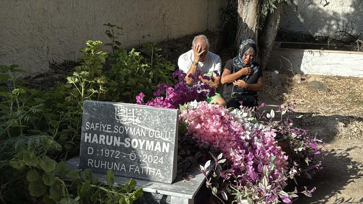 Safiye Soyman oğlunun mezarı başında g&ouml;zyaşlarına boğuldu!   Oğlumun ruhu bu kedide   2