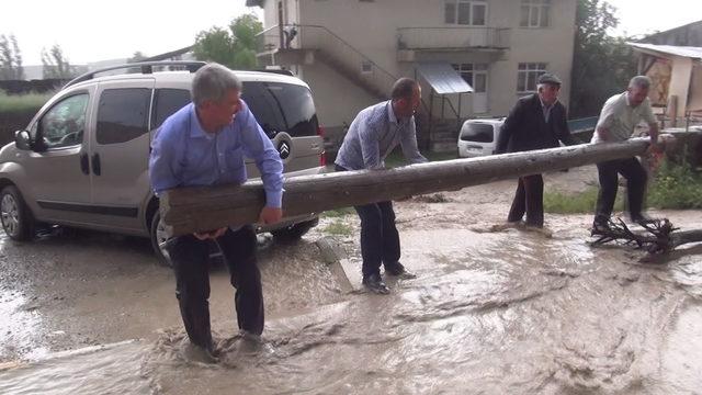 Narman’da sağanak, sele neden oldu