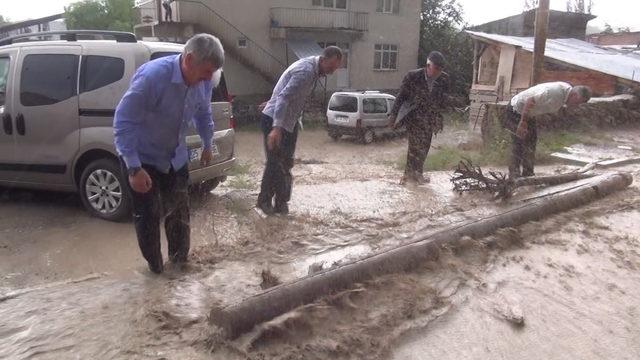 Narman’da sağanak, sele neden oldu