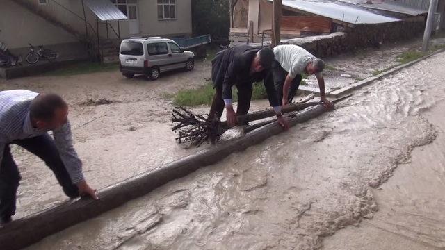 Narman’da sağanak, sele neden oldu