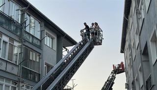 Burdur'da 3 katlı binada &ccedil;ıkan yangında 6 kişi itfaiye ekiplerince kurtarıldı
