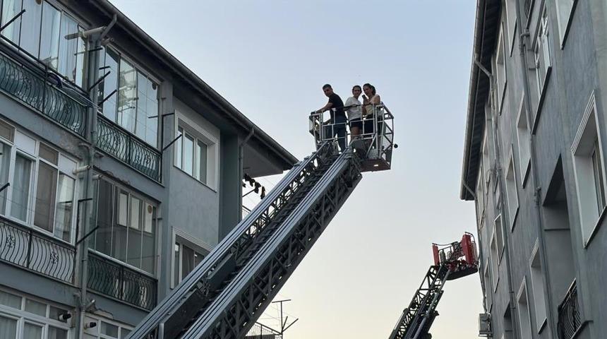 Burdur'da 3 katlı binada &ccedil;ıkan yangında 6 kişi itfaiye ekiplerince kurtarıldı
