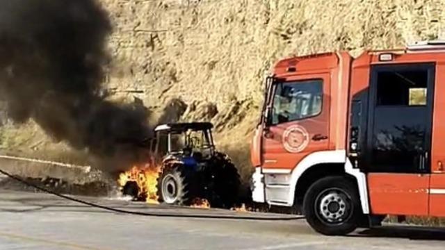 Samsun'da seyir halindeki traktör alevlere teslim oldu