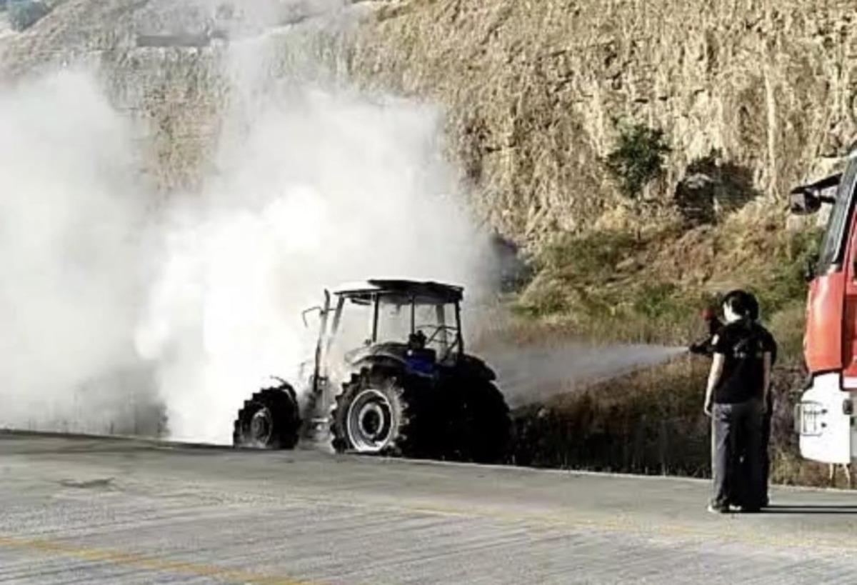 Samsun da seyir halindeki trakt&ouml;r alevlere teslim oldu 2
