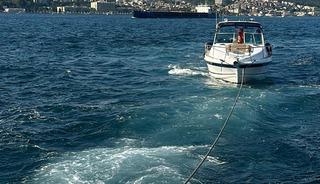 Yer: İstanbul! Kız Kulesi &ouml;nlerinde s&uuml;r&uuml;klenen tekne kurtarıldı