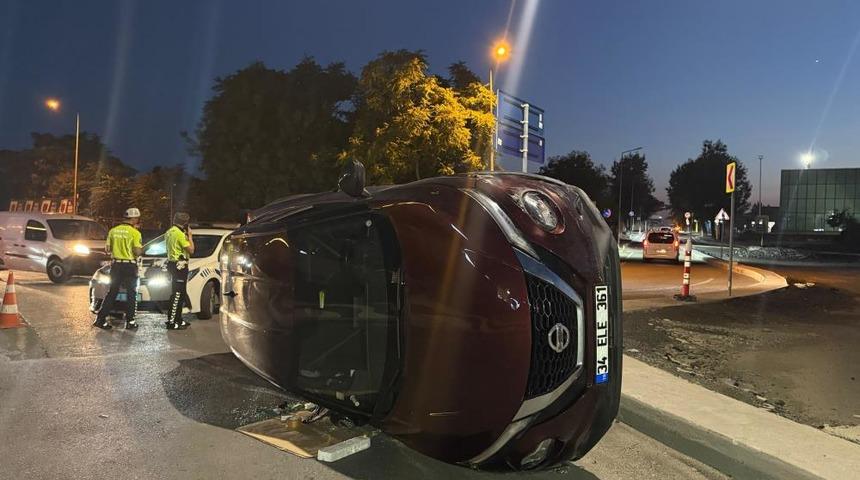 Bakırk&ouml;y'de otomobil ref&uuml;je &ccedil;arpıp devrildi: 1 yaralı