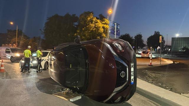 Bakırköy'de otomobil refüje çarpıp devrildi: 1 yaralı