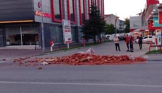 &Ccedil;aycuma'da hareket halindeki tırdan yola tuğlalar sa&ccedil;ıldı