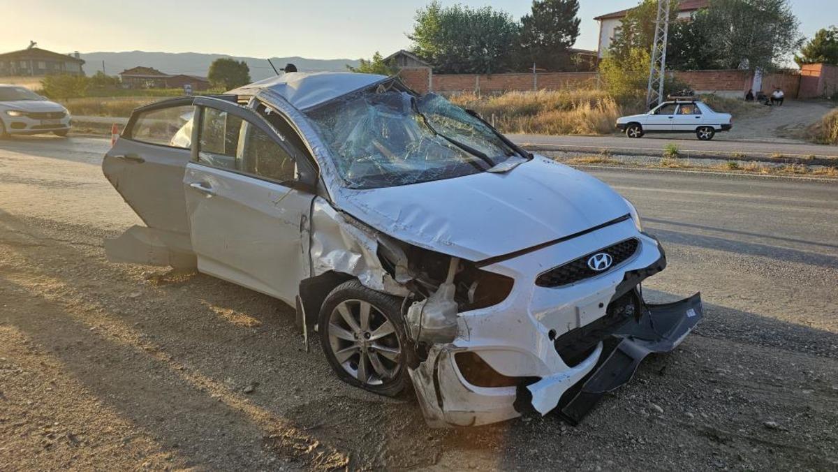 Kastamonu da iki otomobil &ccedil;arpıştı: 2 yaralı 1