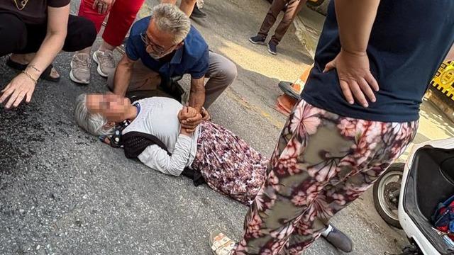 İzmir’de motosikletin çarptığı kadın yaralandı