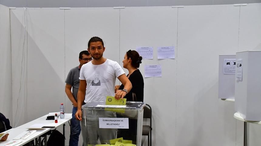 24 Haziran seçimleri için bir ülkede daha oy verme işlemi başladı