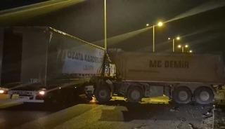 Ankara'da hafriyat kamyonu tıra yandan &ccedil;arptı: 1 yaralı