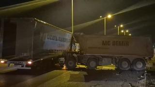 Ankara'da hafriyat kamyonu tıra yandan çarptı: 1 yaralı
