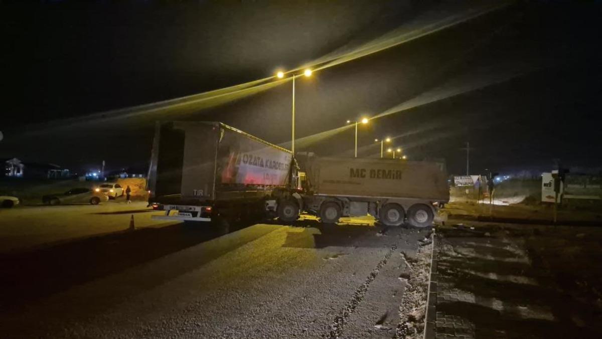 Ankara da hafriyat kamyonu tıra yandan &ccedil;arptı: 1 yaralı 1
