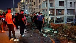 Kaza sonrası savrulan ara&ccedil; inşaat &ccedil;ukuruna u&ccedil;tu: 2&rsquo;si ağır 3 yaralı