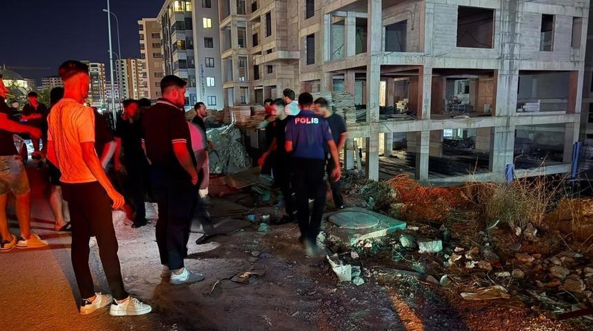 Gaziantep&rsquo;te kaza sonrası savrulan ara&ccedil; inşaat &ccedil;ukuruna u&ccedil;tu: 2&rsquo;si ağır 3 yaralı