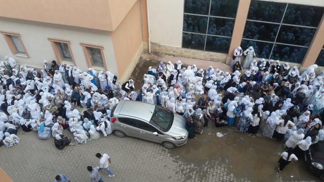 Cenazeyi almaya giderken kaza yaptılar: 3 kuzen &ouml;ld&uuml;, 2 yaralı 4