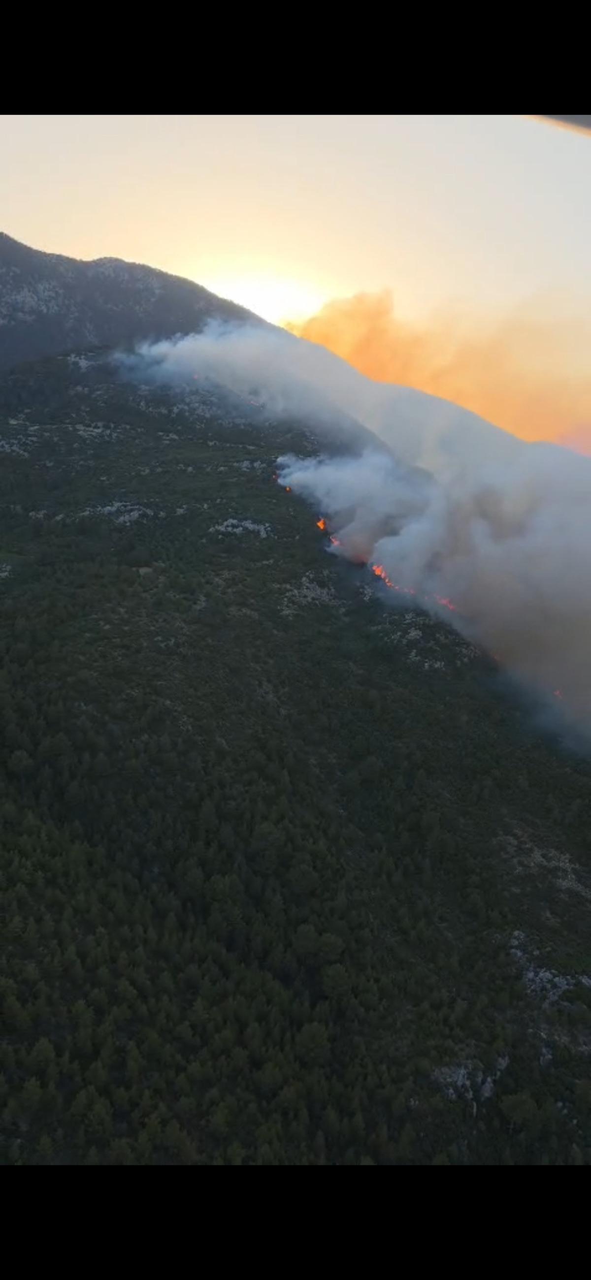 Kaş ta korkutan yangın! Hem havadan hem karadan müdahale ediliyor 1