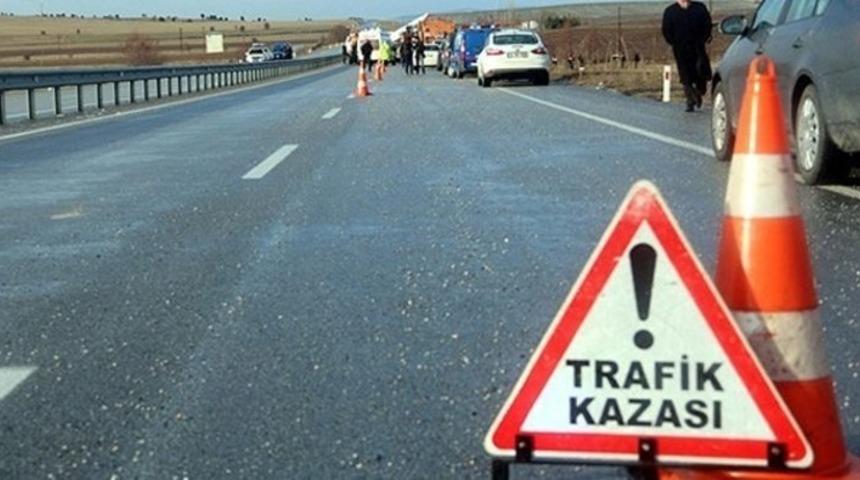 Turistleri taşıyan midibüs, traktörle çarpıştı