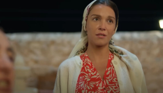 Bah&ccedil;ede bikinisiyle sere serpe uzandı! Pozları olay oldu