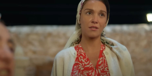 Bah&ccedil;ede bikinisiyle sere serpe uzandı! Pozları olay oldu