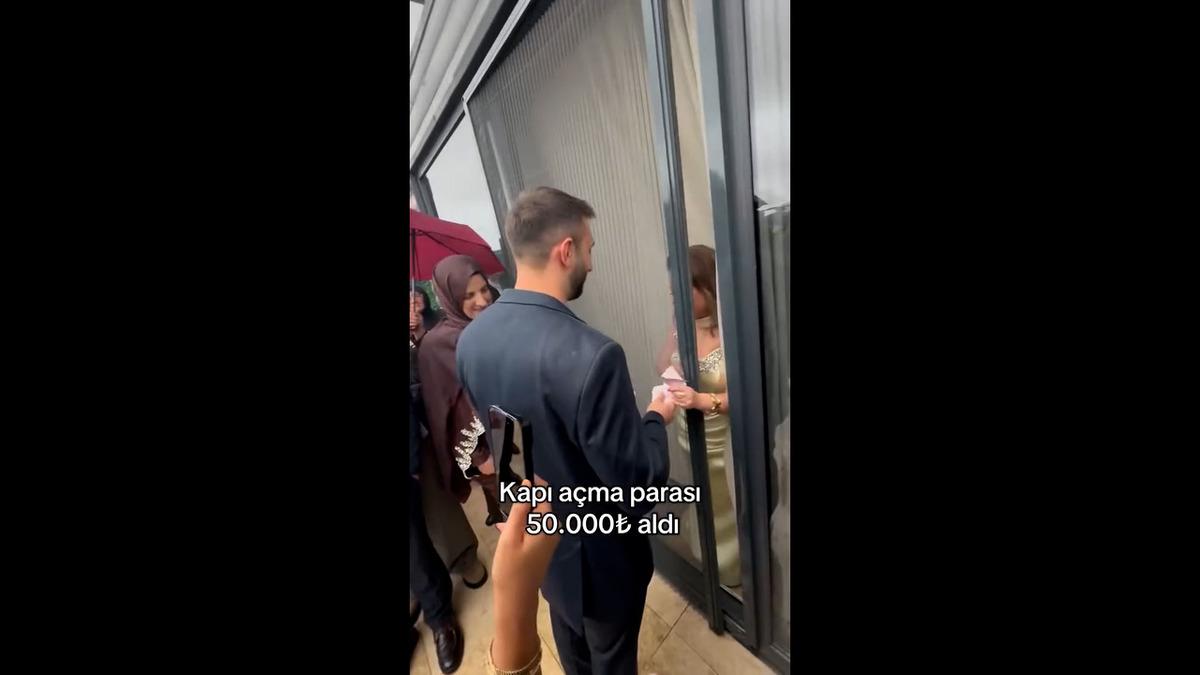 Kız istemede kapıyı a&ccedil;mak i&ccedil;in 50 bin TL istedi! Erkek tarafı neye uğradığını şaşırdı 4