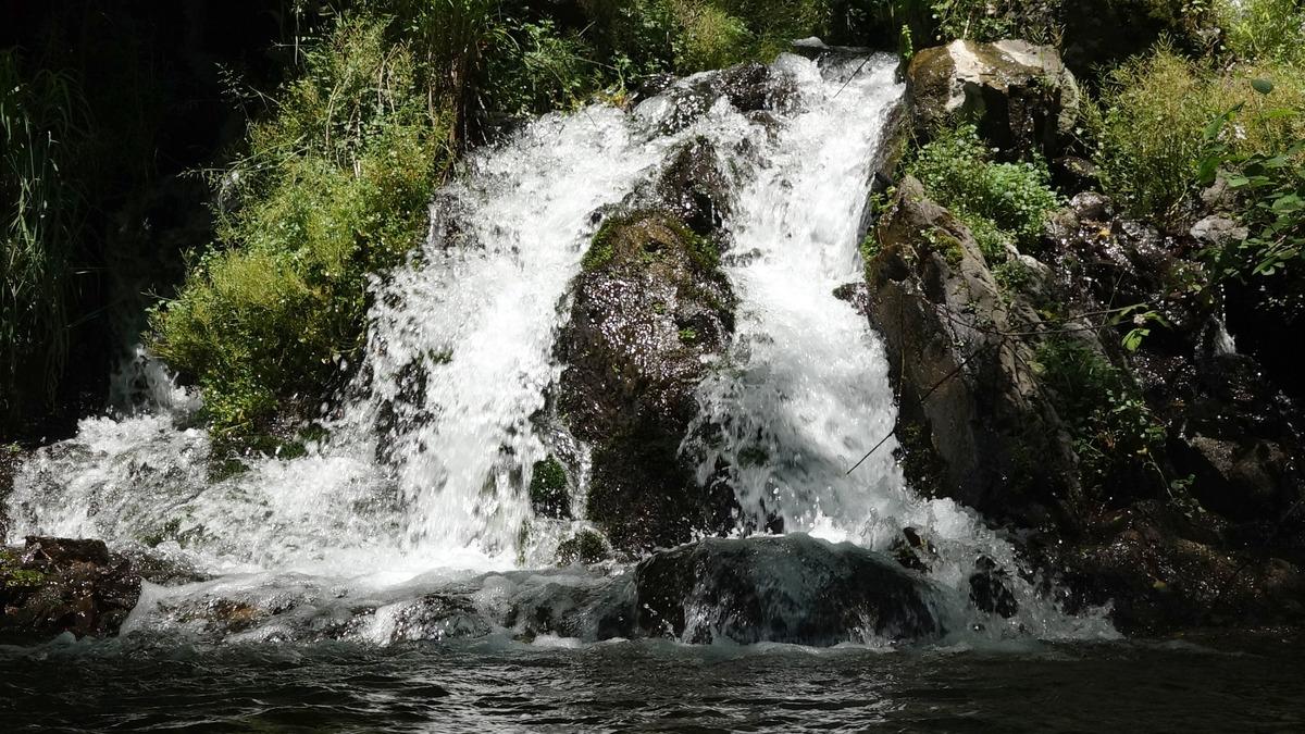 Mahallenin i&ccedil;inden ge&ccedil;ip saniyede 120 litre akıyor!  M&uuml;barek su  deyip i&ccedil;iyorlar 2