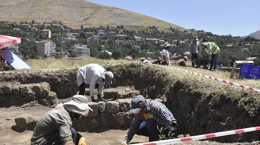 Kazılarla 22 yılda ortaya &ccedil;ıkardı! Bitlis'in gizli hazinesiydi artık herkes g&ouml;recek