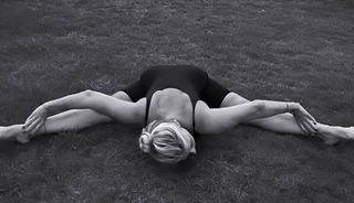 &Uuml;nl&uuml; sunucu gece yogası yaptı! Sosyal medya onu konuşuyor 
