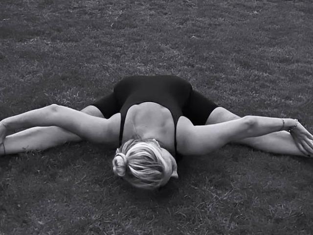 Gece yogası yaptı! Sosyal medya onu konuşuyor 