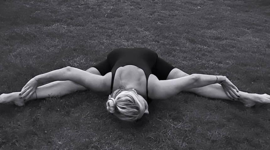 Saba T&uuml;mer gece yogası yaptı! Sosyal medya onu konuştu