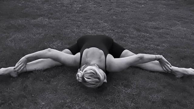 Saba Tümer gece yogası yaptı! Sosyal medya onu konuştu