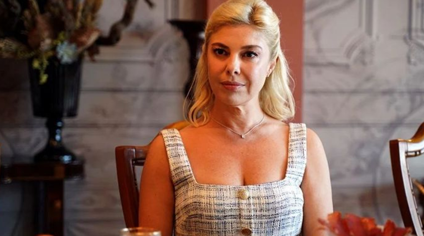 G&ouml;zde Kansu plajda g&ouml;r&uuml;nt&uuml;lendi! Yaşını duyanlar inanamadı