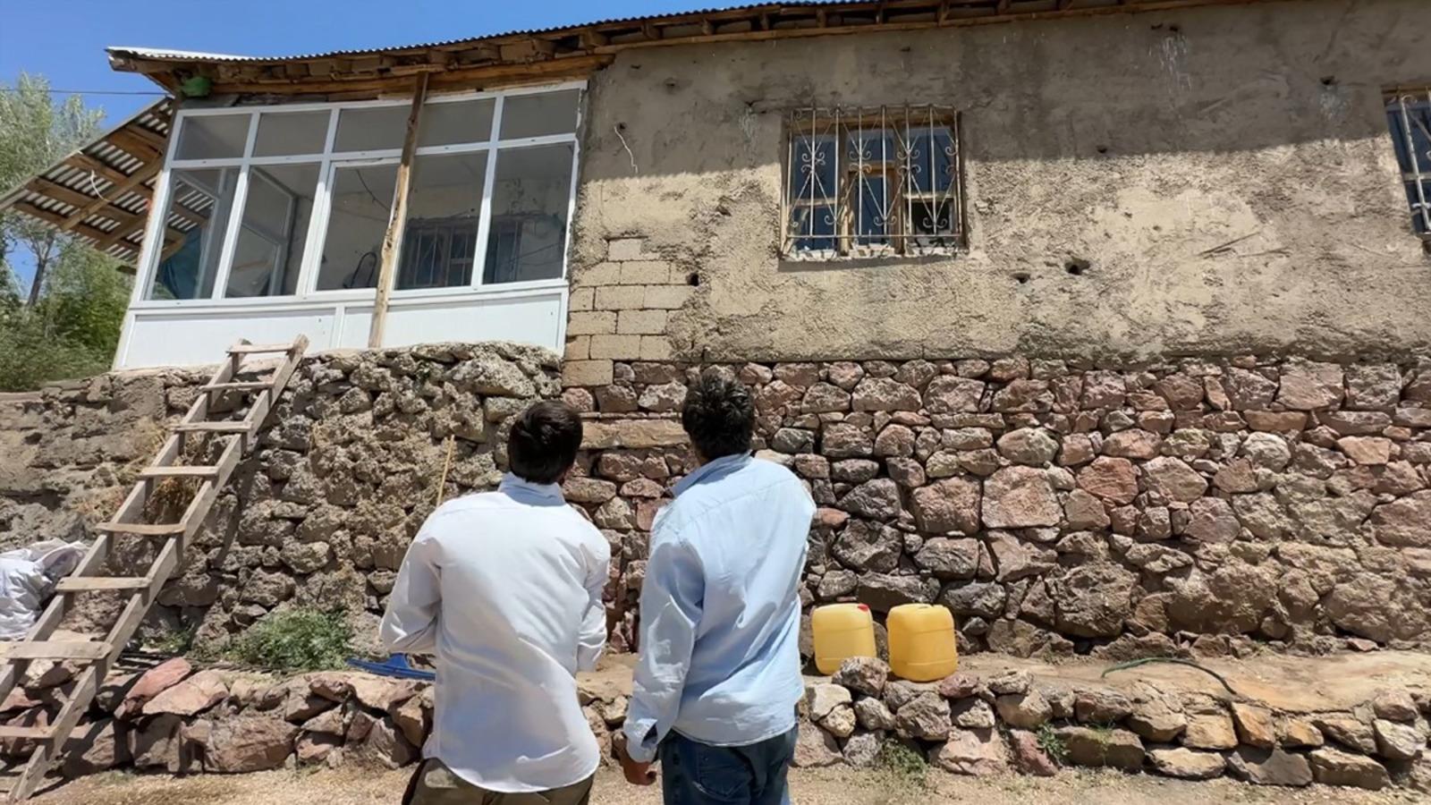 Evin her yerinden yılan çıkıyor! hayatları kabusa döndü, uyuyamaz hale geldiler