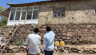 Evin her yerinden yılan &ccedil;ıkıyor! hayatları kabusa d&ouml;nd&uuml;, uyuyamaz hale geldiler