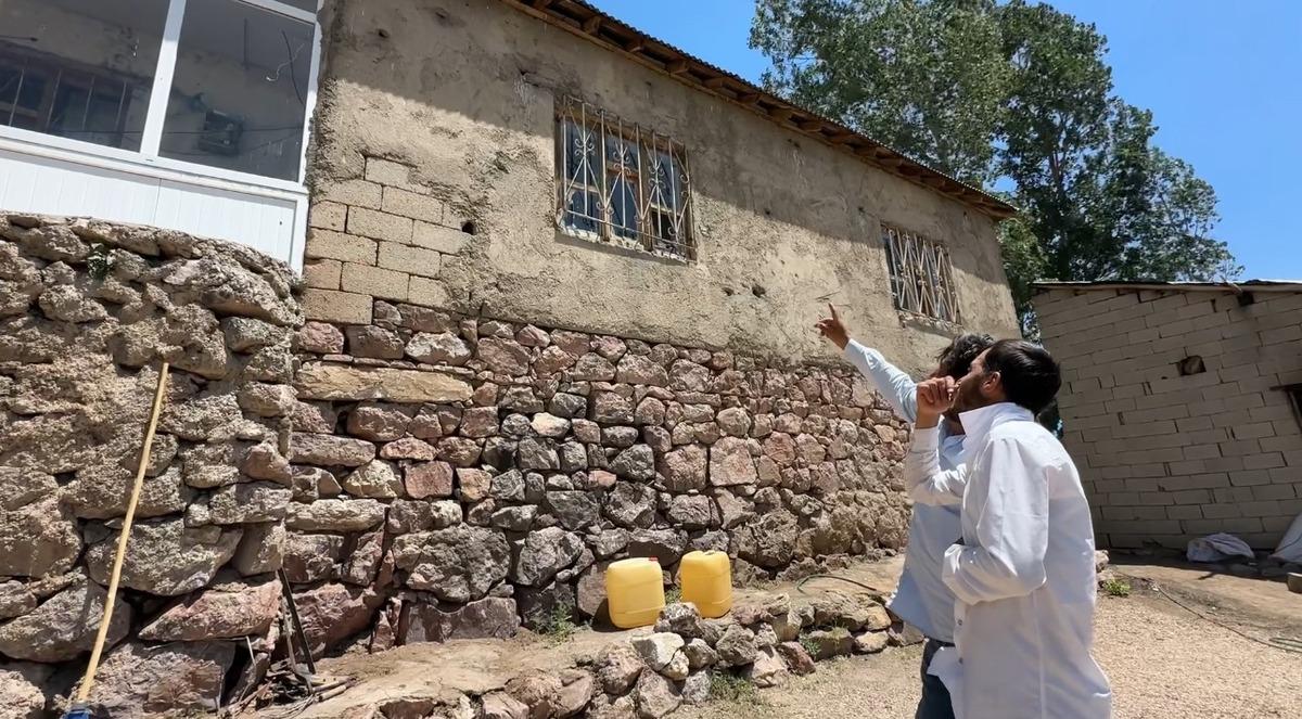 Evin her yerinden yılan &ccedil;ıkıyor! hayatları kabusa d&ouml;nd&uuml;, uyuyamaz hale geldiler 1
