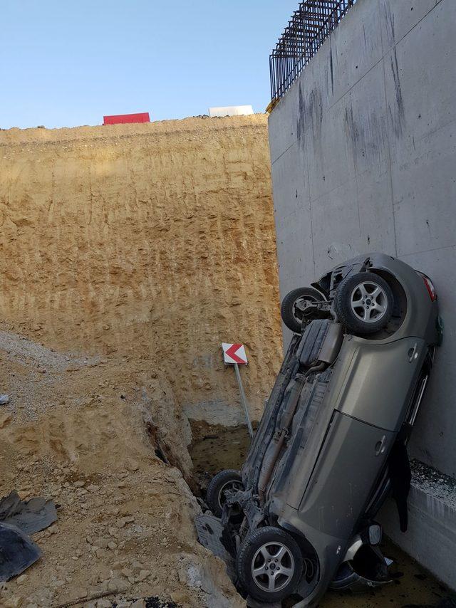 Otomobil inşaat temeline düştü, ayağı kırılan sürücü 5 saat sonra fark edildi