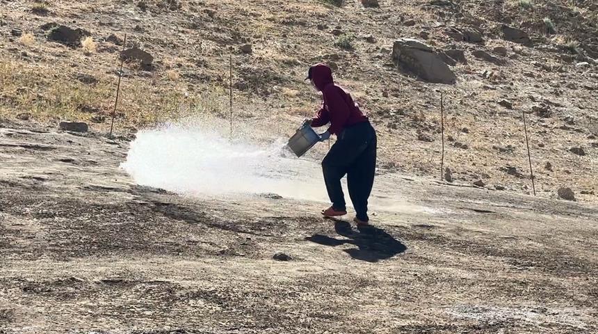 Kavurucu sıcakta yaylalara &ccedil;ıkıp, inci suyu i&ccedil;in ter d&ouml;k&uuml;yorlar!