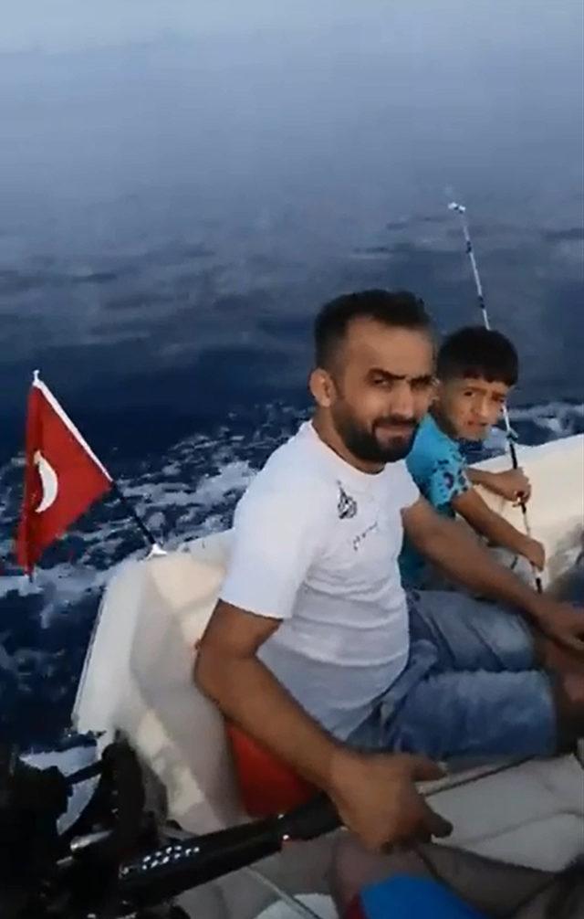 Denizde mahsur kalan 'Poyraz bebek' ve ailesi kurtarıldı (2)