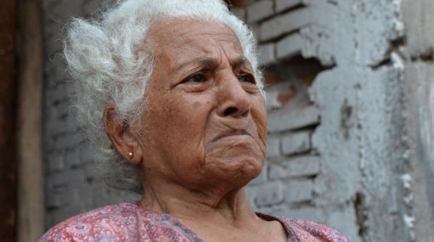 Adana'da yaşlılık maaşı kendinden habersiz çekilen Nuriye nineden insanlık dersi